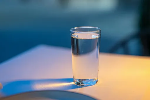 Пить воду во время еды, чтобы быстрее насытиться? Новое исследование ставит это под сомнение Пить воду во время еды, чтобы быстрее насытиться? Новое исследование ставит это под сомнение