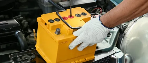 акб автомобиля руки сервисмена