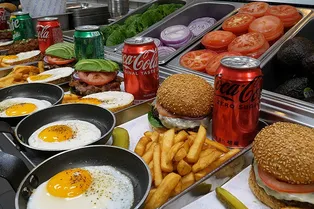 Только мастера из Южной Кореи знают, как приготовить настоящий чизбургер по-американски: видео