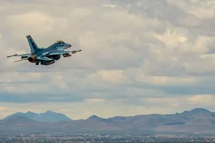 F-16, перекрашенный в Су-57, показали на видео F-16, перекрашенный в Су-57, показали на видео