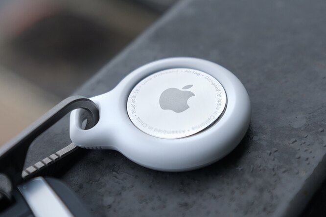 Женщина случайно нашла Apple AirTag в своей машине. Возможно, устройство использовали для слежки Женщина случайно нашла Apple AirTag в своей машине. Возможно, устройство использовали для слежки