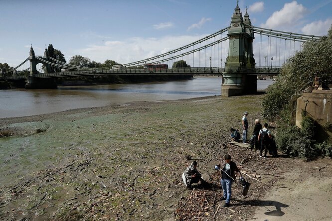 Londra'da Thames Nehri kıyısındaki çöp adası