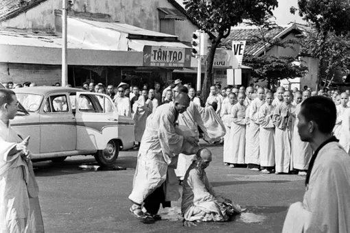 Горящий монах: История, стоящая за культовой фотографией 1963 года