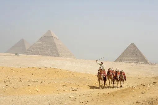 Пирамиды в Гизе, Египет Пирамиды в Гизе, Египет