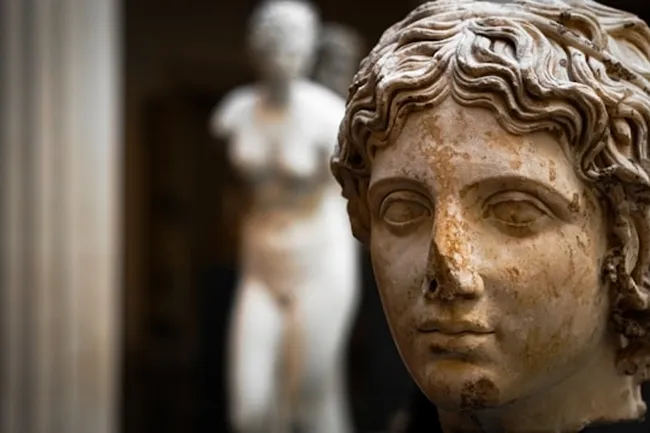 Почему у многих античных статуй нет носа