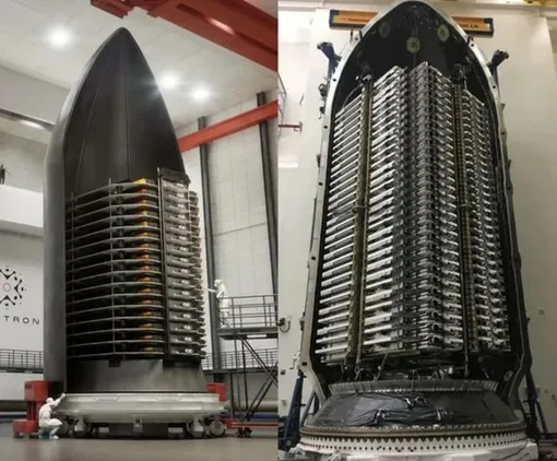 Компания использует плоские штабелируемые спутники Starlink с 2019 года. FlatSat load on Falcon 9