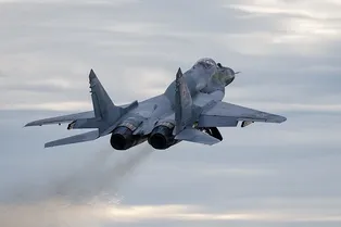 Пилот МиГ-31 поприветствовал коллегу на F-16