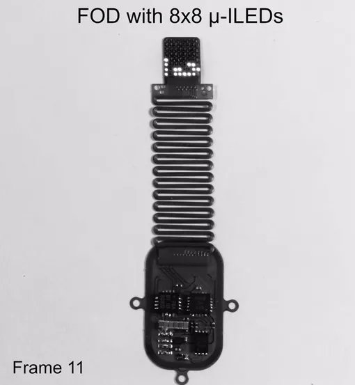 Имплант в рабочем состоянии. В верхней части переключаются светодиоды, которые передают закодированный сигнал.