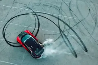 Как превратить Bugatti Veyron в заднеприводный? Как превратить Bugatti Veyron в заднеприводный?