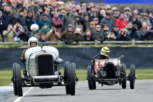 Битва 100-летних автомобилей на гоночной трассе Битва 100-летних автомобилей на гоночной трассе