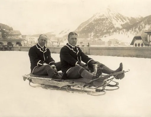 Первые сани в бобслее выглядели совсем просто — это фото было сделано 2 февраля 1912 года во время Кубка Голландии по бобслею.