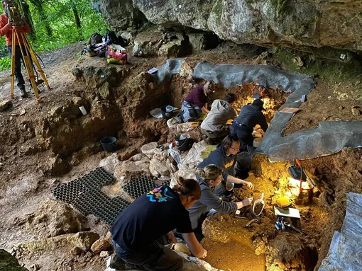 Раскопки в скальном укрытии Туртуарак во Франции, где были обнаружены останки трех неандертальцев, проанализированные в рамках исследования.