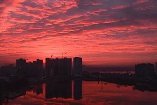 Яркие оттенки: почему на рассвете и закате небо становится красным Яркие оттенки: почему на рассвете и закате небо становится красным