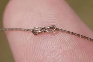 Выдерживает 15 тонн! В Шанхае создали чип-волокно тоньше волоса