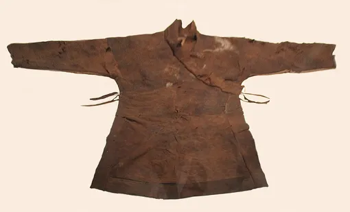 Так выглядит кожаная куртка с косым воротом времен династии Хань (206 год до н. э. — 220 год н. э.). Здесь никакой теории заговора, но какие еще национальные атрибуты изобрел Китай? Китайская косоворотка