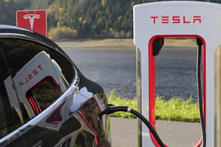 Врач проапгрейдил Tesla, случайно сев на смартфон