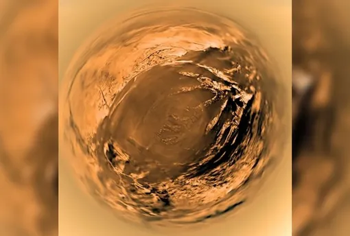 Зонд Huygens Европейского космического агентства (ESA) приземлился на Титане 14 января 2005 года. Это изображение было снято космическим аппаратом на высоте около 5 км над поверхностью луны.