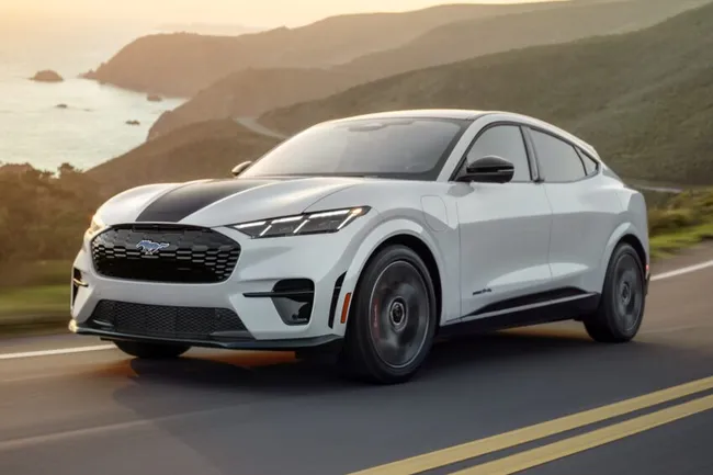 Ford придумал электромобиль, который ездит задним ходом на полной скорости