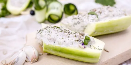 закуска к новогоднему столу рецепт огурцы и соус из зелени фото