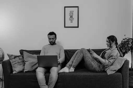 мужчина с ноутбуком и женщина с планшетом keep calm and carry on мужчина с ноутбуком и женщина с планшетом keep calm and carry on