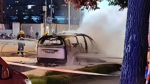 сгорел электромобиль li mega в шанхае пожарные сгорел электромобиль li mega в шанхае пожарные