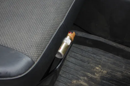 газовый баллончик под сиденьем машины