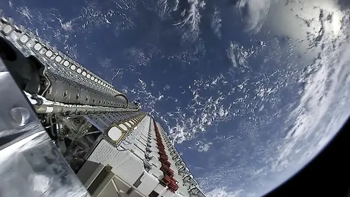 Первая партия из 60 спутников Starlink, скомпонованных в стопку перед запуском 24 мая 2019 года. Первая партия из 60 спутников Starlink, скомпонованных в стопку перед запуском 24 мая 2019 года.
