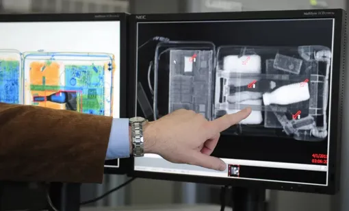 Содержимое чемодана видно на сканере