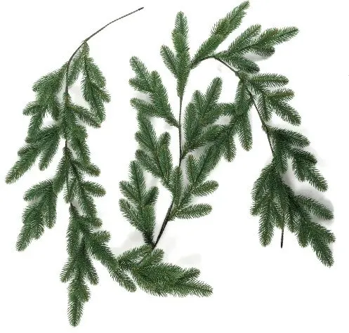 Из одной длинной пушистой гирлянды получится несколько еловых венков. искусственная хвойная гирлянда