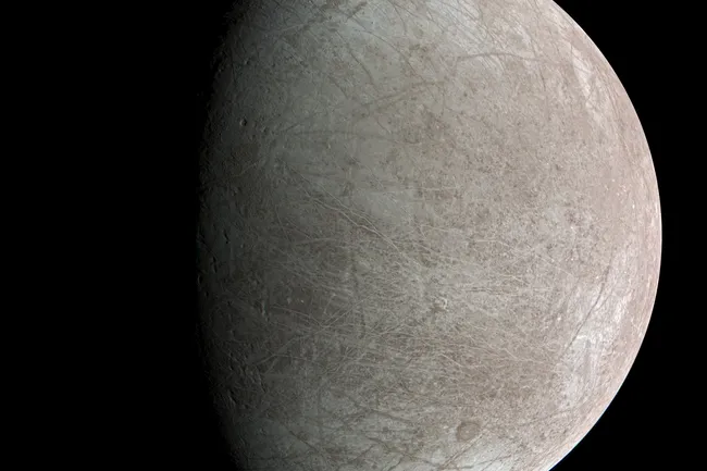 Ученые показали, что на спутнике Юпитера Европе есть условия для жизни