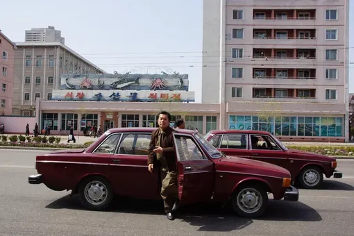 volvo 144 на улице пхеньяна