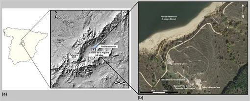 (a) Карта Пиренейского полуострова с указанием местоположения верхней части долины Лосоя (b) Холм Кальверо-де-ла-Игера с 1-метровыми контурными линиями и местоположением археологических памятников.