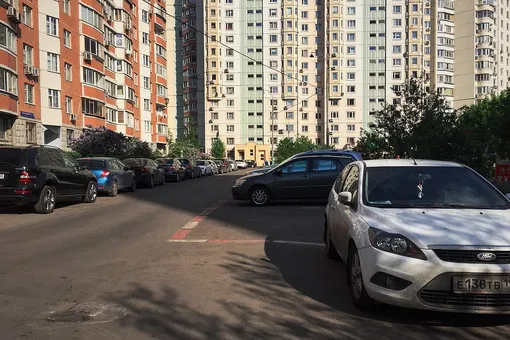 двор многоэтажного дома автомобили