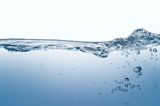 Разводы бензина на асфальте разноцветные