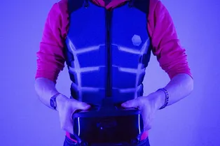 Этот тактильный жилет для VR позволит почувствовать прикосновения