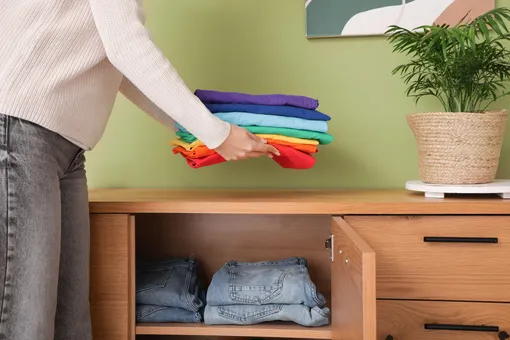 Чтобы навести порядок в шкафу, нужно как можно аккуратнее и компактнее сложить все вещи на полках. Помогут в этом специальные ящики или коробки для хранения.