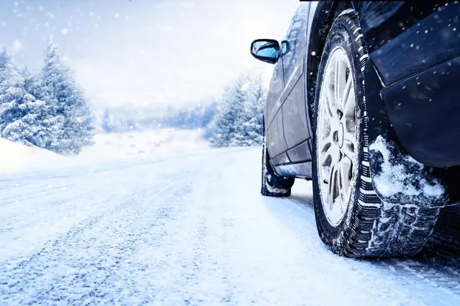 Как счистить снег и грязь, не повредив кузов: 3 неочевидных правила