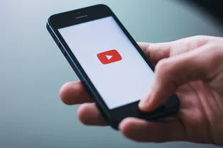 YouTube снял ограничение на воспроизведение гимна России YouTube снял ограничение на воспроизведение гимна России