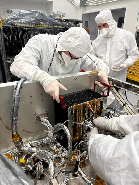 В чистой комнате лаборатории APL осуществляют интеграцию инженерного макета системы IEM аппарата Dragonfly, содержащего основные элементы авионики, с электрической разводкой посадочного модуля — сборочным узлом из проводов, кабелей и разъемов, который будет обеспечивать передачу электроэнергии и данных по всему вертолету.