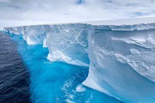 Слезы ледяной легенды: гигантский айсберг посинел и в скором времени может растаять