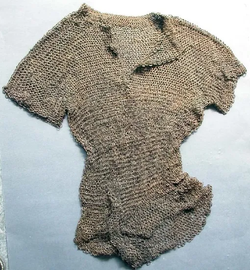 Вот как выглядит кольчуга с косым воротом. Кстати, такое расположение разреза характерно и для монгольских кольчуг Кольчуга с косым воротом