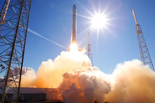 SpaceX успешно запустила очередную партию спутников Starlink: видео SpaceX успешно запустила очередную партию спутников Starlink: видео