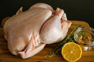 Мыть или не мыть сырую курицу? Ответ ученых может вас удивить