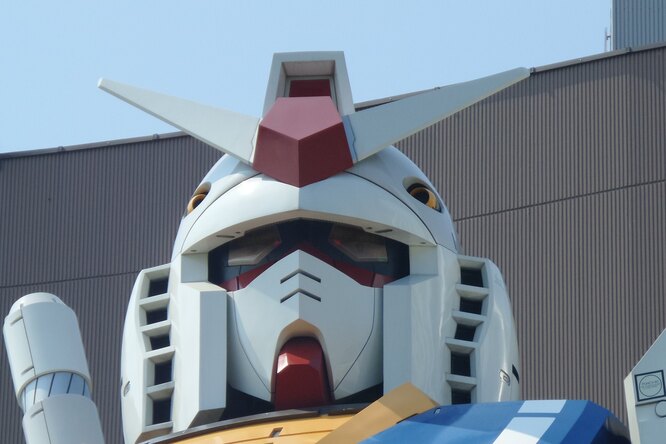 В Японии 18-метровый робот Gundam сделал первые шаги В Японии 18-метровый робот Gundam сделал первые шаги