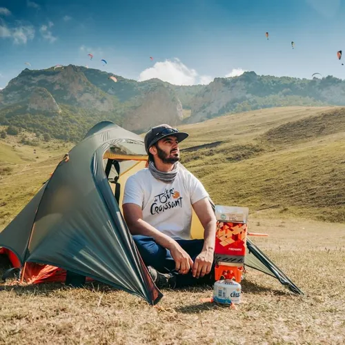 палатка горы солнечный день завтрак в походе