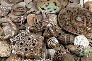 Копал червей – нашел сокровища: в Швеции обнаружен средневековый клад из 20 000 монет