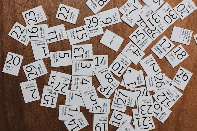 Знакомое всем нам слово «календарь» происходит от латинского calendarium. Как думаете, как оно переводится?