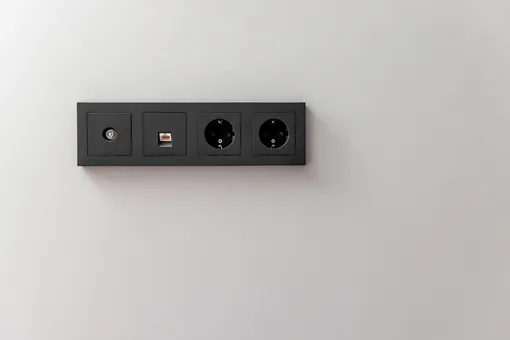 Розетки в стене