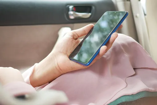 Женщина со смартфоном в руках