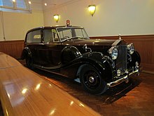 Rolls-Royce Phantom IV был куплен королевой и её мужем, принцем Эдинбургским в 1950 году, незадолго до её коронации. Его и было решено сделать новым официальным авто монарха. С этой машины началась 40-летнаяя эпоха 'Роллс-Ройсов' в гараже Её Величества.